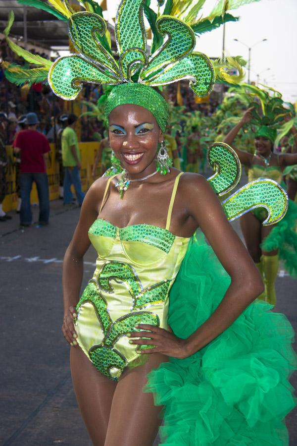 Mujer con Traje de Fantasia en el Desfile de Fanta...