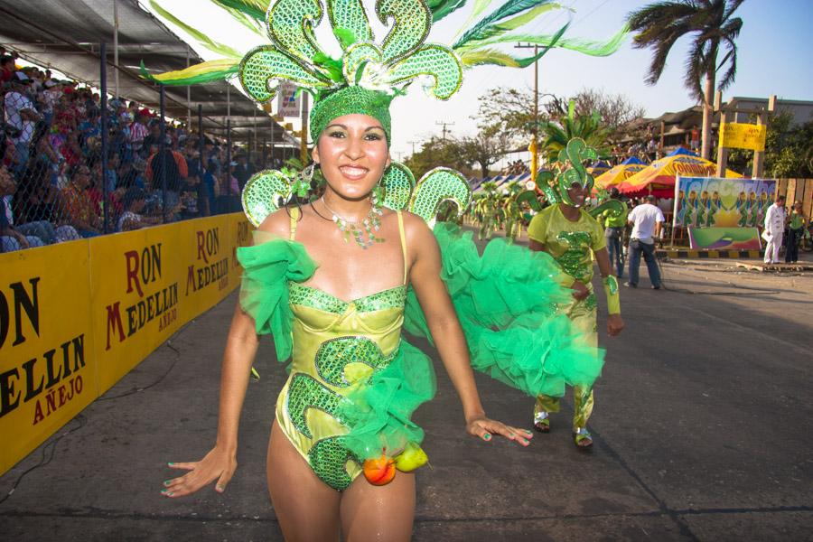 Mujer con Traje de Fantasia en el Desfile de Fanta...