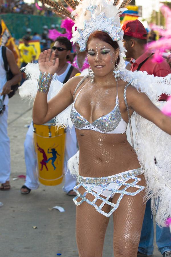 Mujer Bailando en la Via 40 en el Desfile de Fanta...