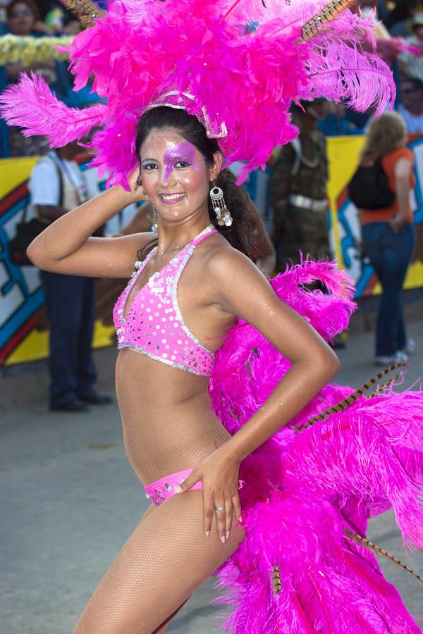 Mujer Disfrazada Bailando en el Desfile de Fantasi...