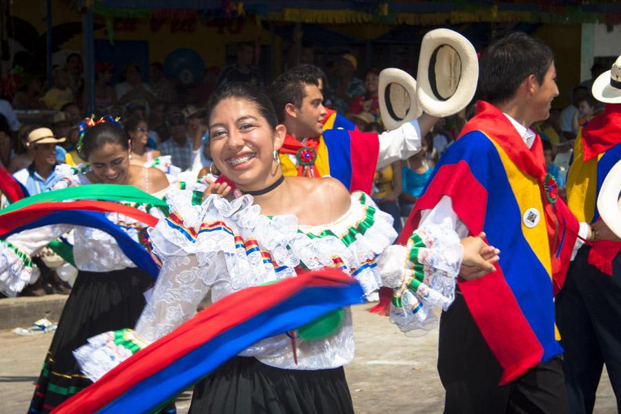 Grupo Folclorico Bailando en la Gran Parada, Carna...