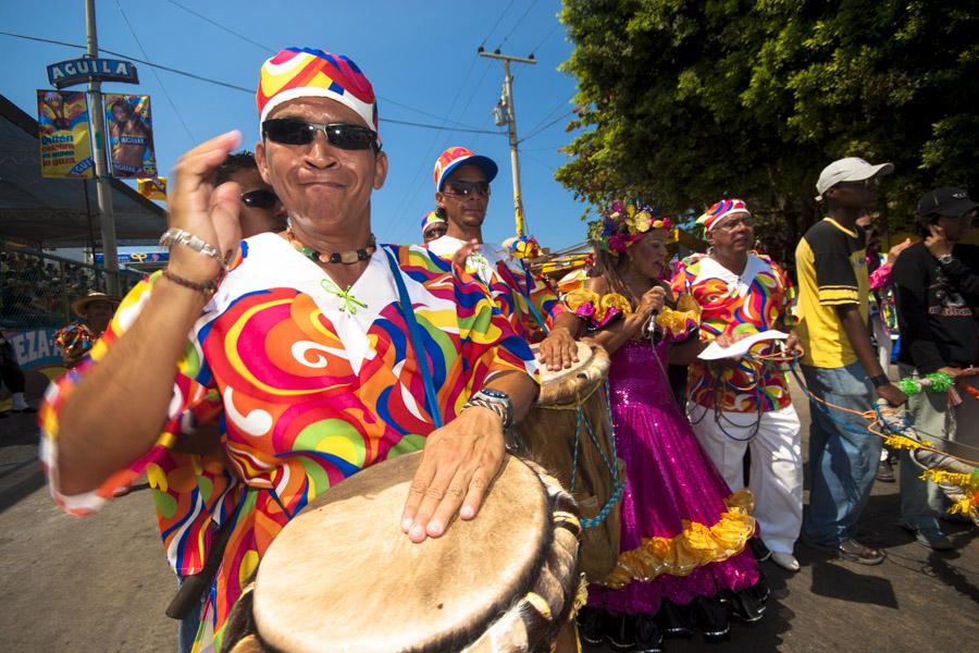 Hombre Tocamdo Tambora en la Gran Parada, Carnaval...