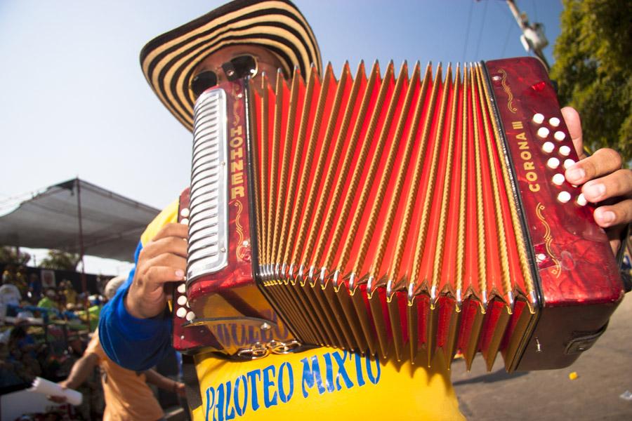 Acordeonero en la Gran Parada, Carnaval de Barranq...