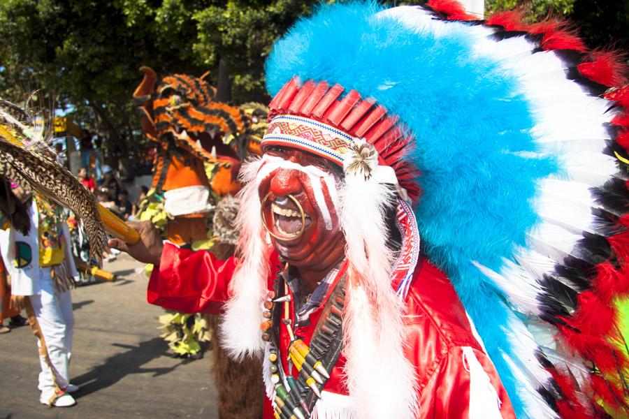 Hombre Disfrazado de Indio Desfilando en la Gran P...