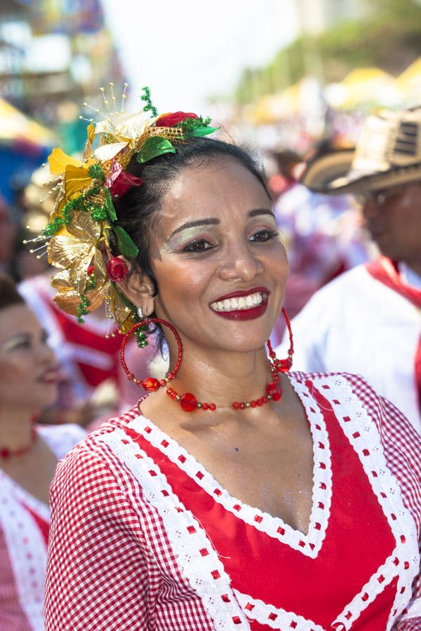 Mujer Con Vestido de Cumbia Desfilando en la Gran ...