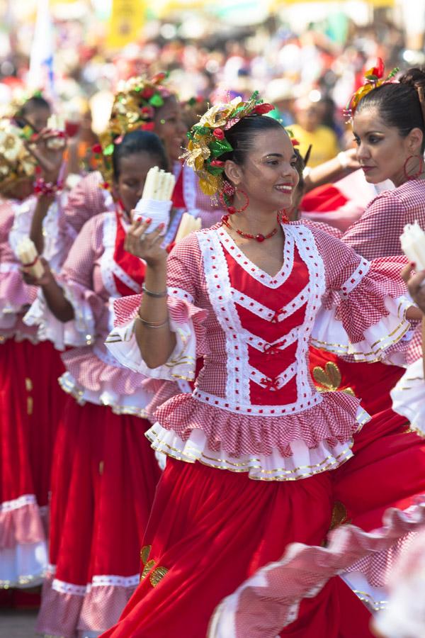 Mujeres Bailando Cumbia en la Gran Parada, Carnava...