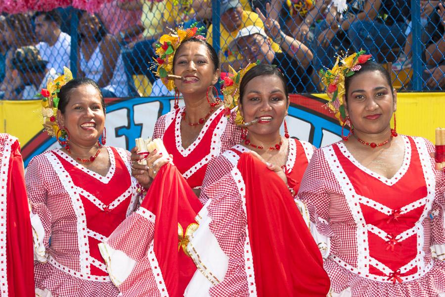 Mujeres Bailando Cumbia en la Gran Parada, Carnava...