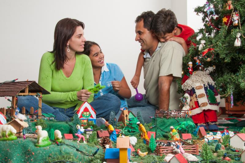 Familia Alrededor del Pesebre