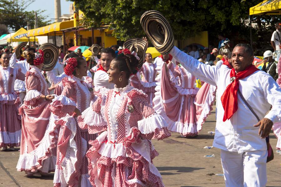 Grupo Folclorico Bailando Cumbia en la Gran Parada...