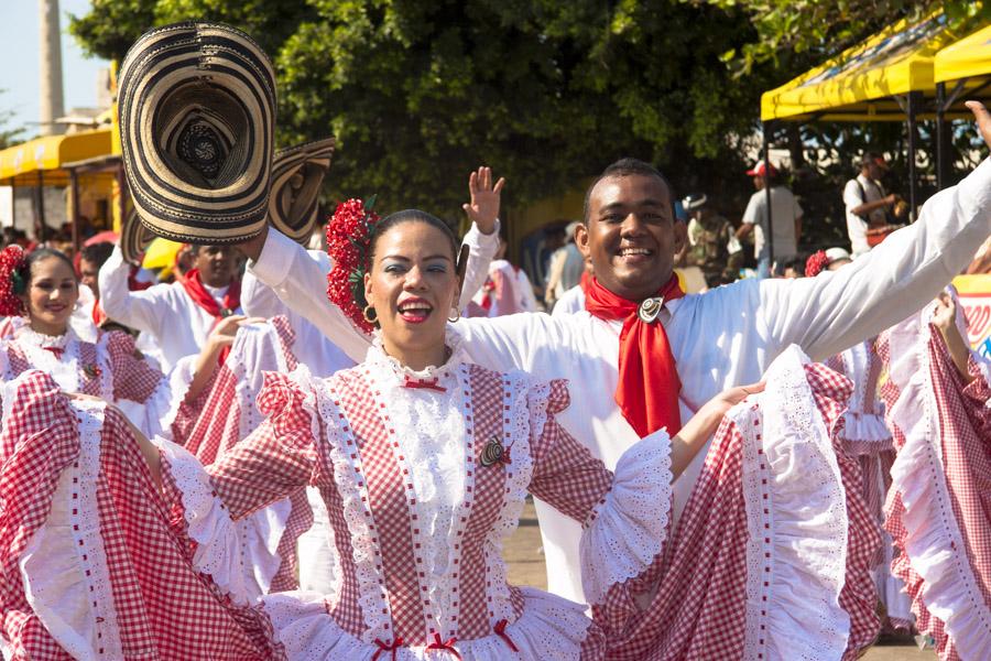 Grupo Folclorico Bailando Cumbia en la Gran Parada...