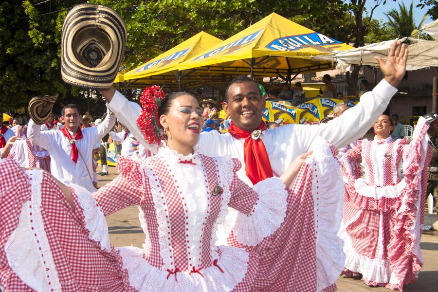 Grupo Folclorico Bailando Cumbia en la Gran Parada...