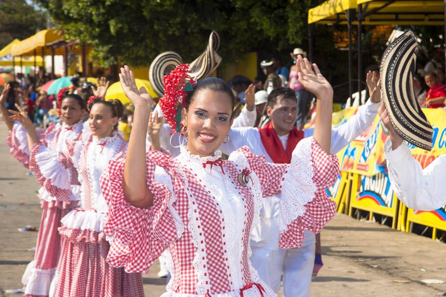 Grupo Folclorico Bailando Cumbia en la Gran Parada...