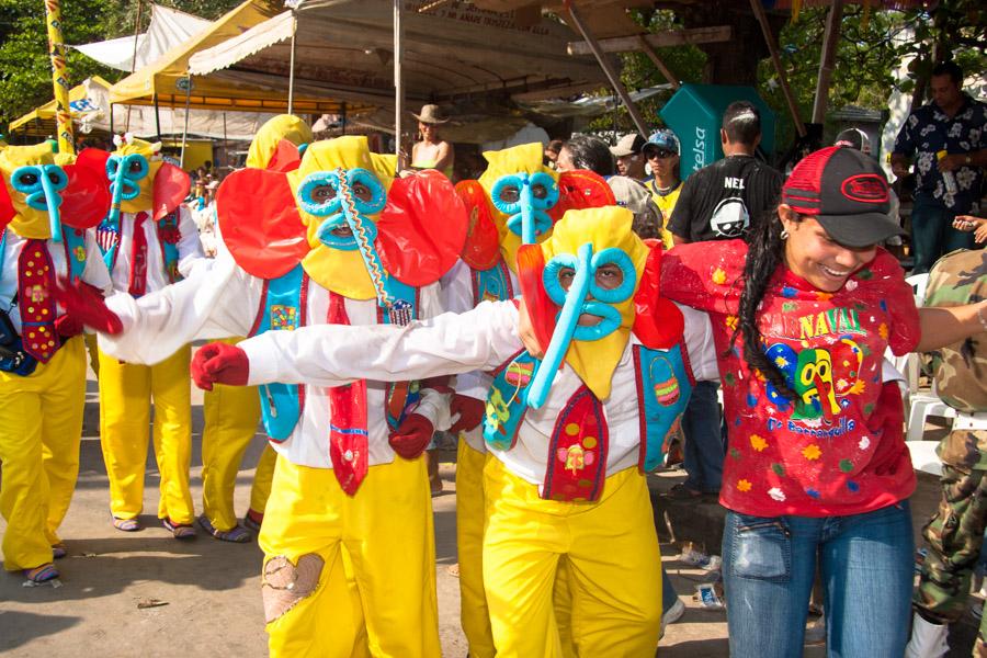 Comparsa de Marimondas Bailando en la Gran Parada,...