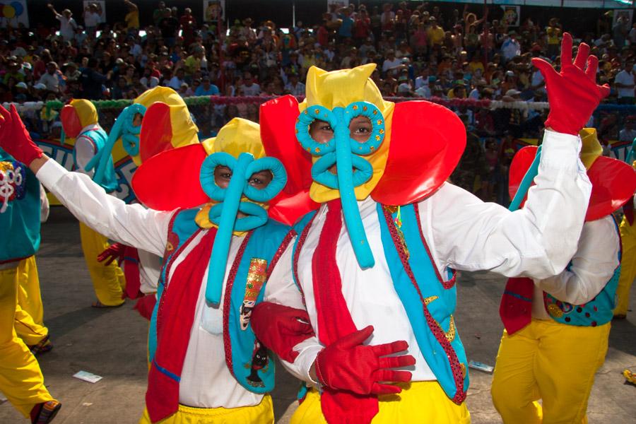 Comparsa de Marimondas Bailando en la Gran Parada,...