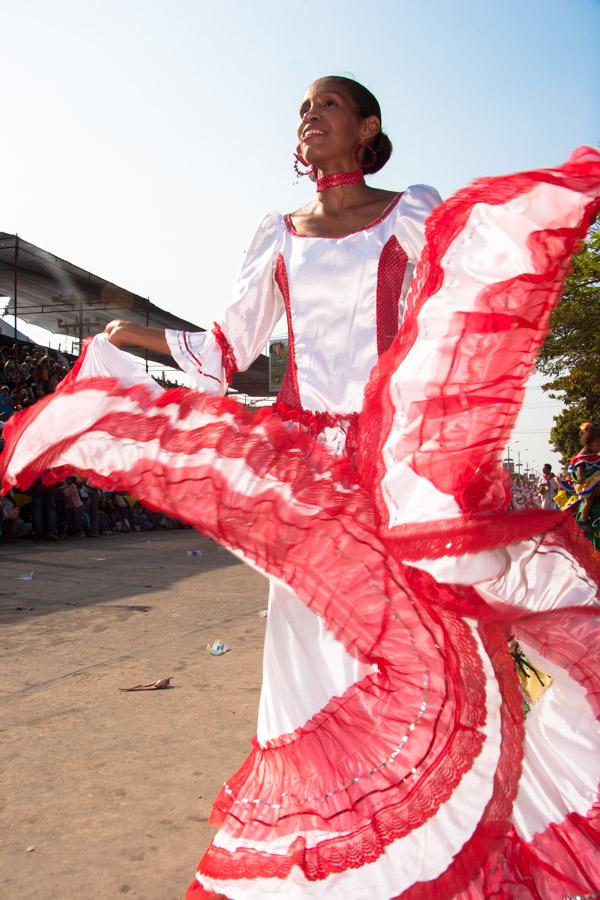 Mujer Bailando Cumbia en la Gran Parada, Carnaval ...