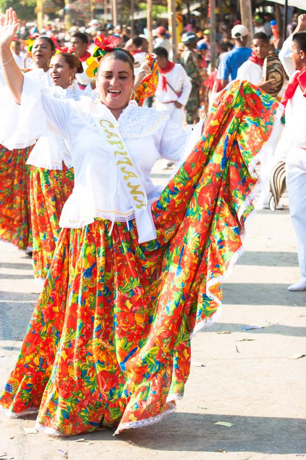 Mujer Bailando Cumbia en la Gran Parada, Carnaval ...