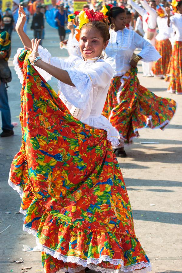 Mujer Bailando Cumbia en la Gran Parada, Carnaval ...