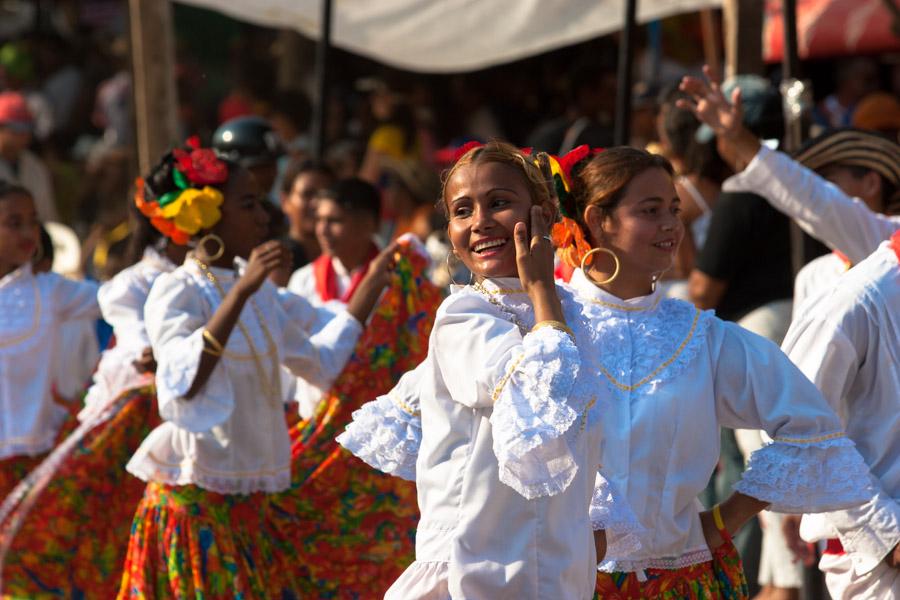 Mujeres Bailando Cumbia en la Gran Parada, Carnava...