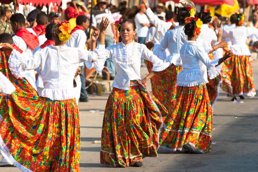 Mujeres Bailando Cumbia en la Gran Parada, Carnava...