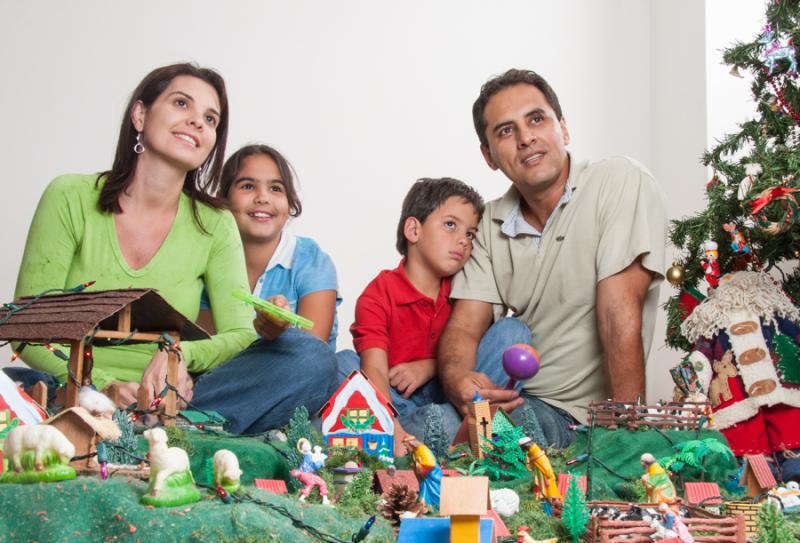 Familia Alrededor del Pesebre