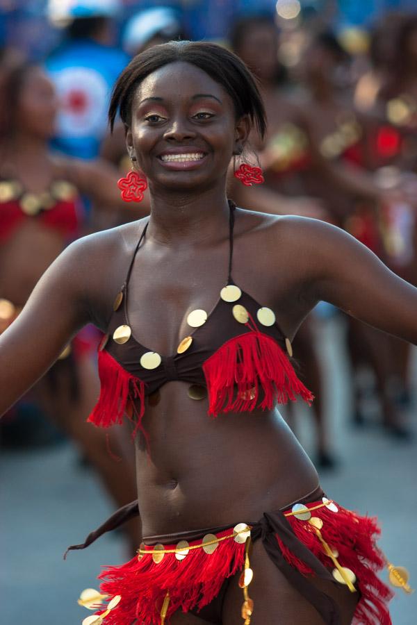 Mujer Bailando Mapale en la Gran Parada, Carnaval ...