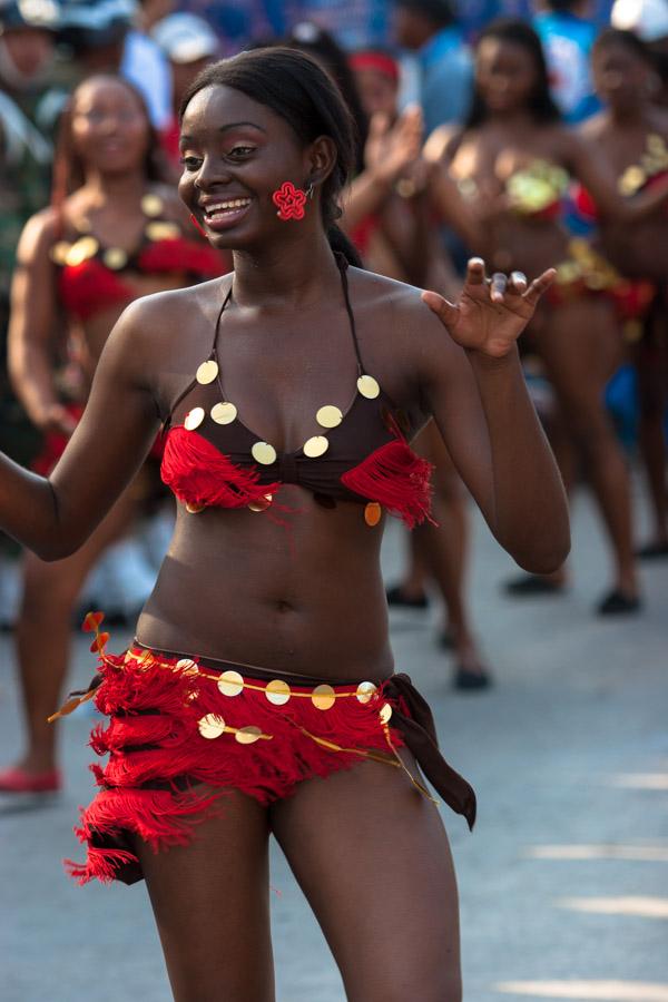 Mujer Bailando Mapale en la Gran Parada, Carnaval ...