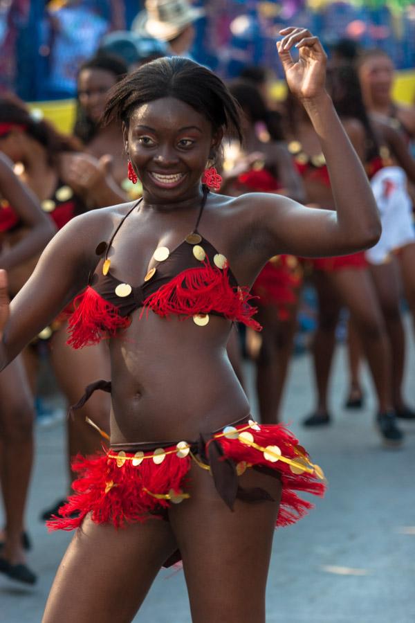 Mujer Bailando Mapale en la Gran Parada, Carnaval ...