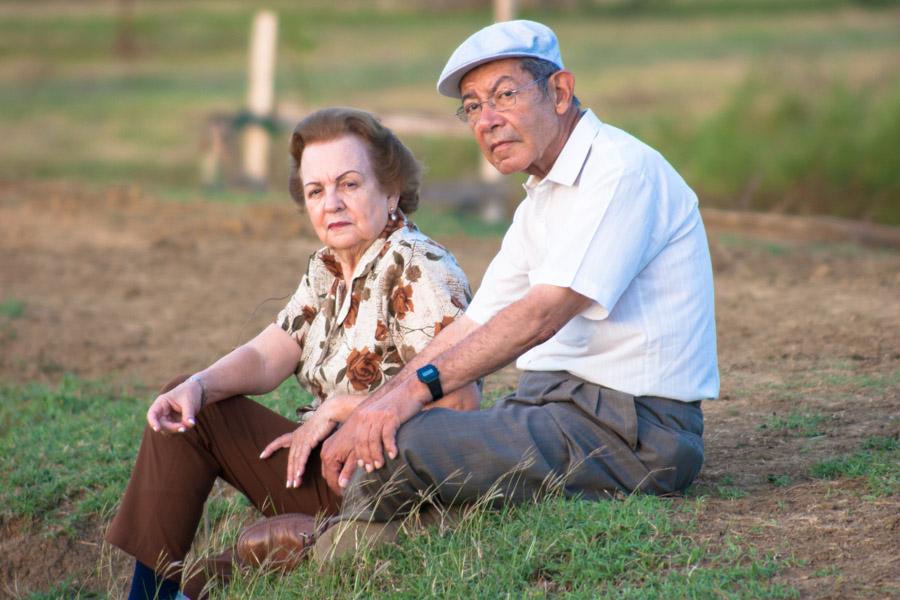 Pareja de Adultos Mayores Sentados en el Campo