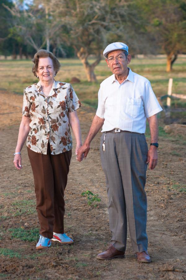 Pareja de Adultos Mayores Caminando en el Campo