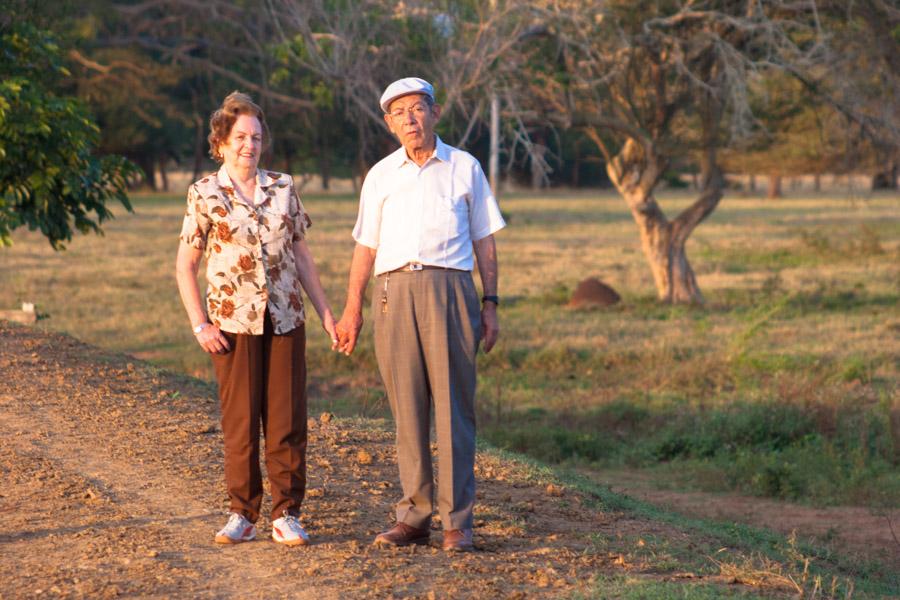 Pareja de Adultos Mayores Caminando en el Campo