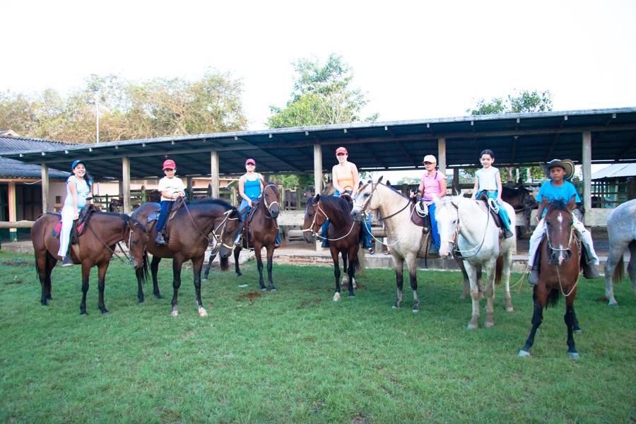 Personas Montado a Caballo en Monteria, Cordoba, C...