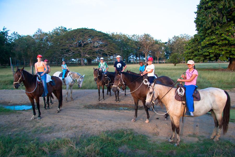 Grupo de Personas Montado a Caballo en Monteria, C...