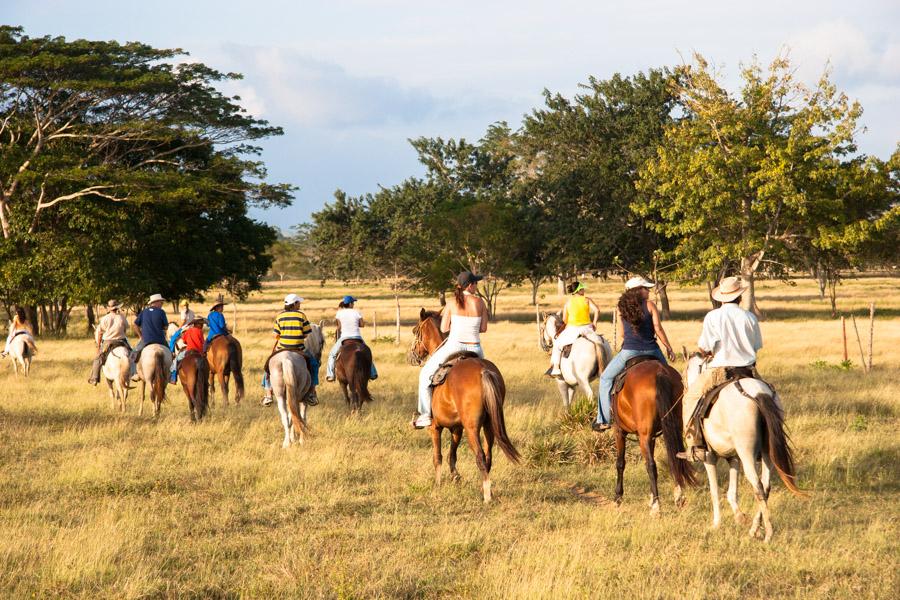 Grupo de Personas Montado a Caballo en Monteria, C...