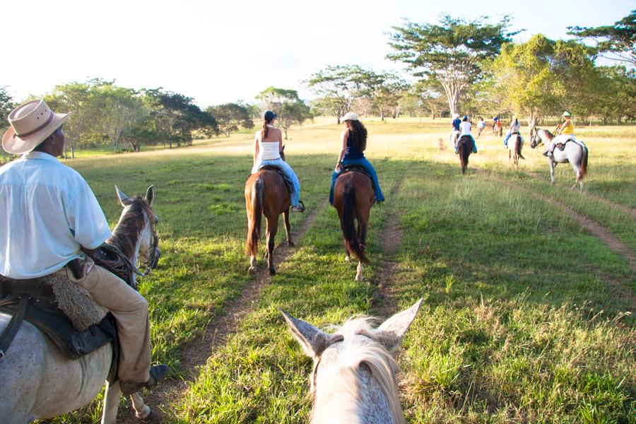 Grupo de Personas Montado a Caballo en Monteria, C...