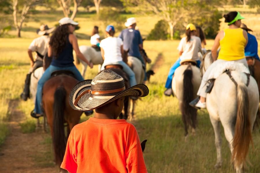 Grupo de Personas Montado a Caballo en Monteria, C...