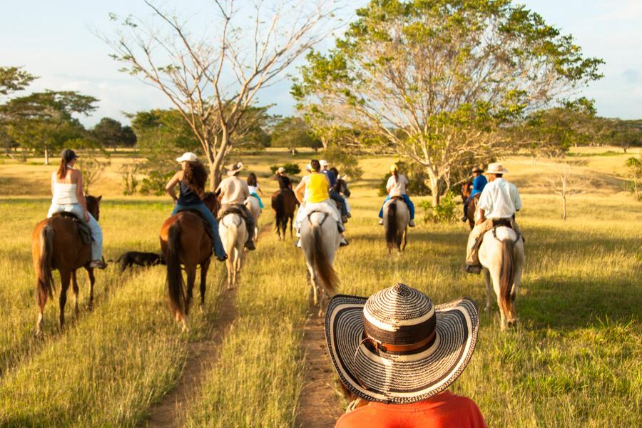 Grupo de Personas Montado a Caballo en Monteria, C...