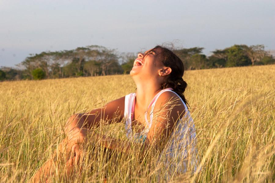 Retrato de un Niña Sentada en el Campo