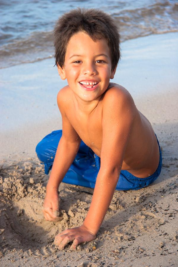 Retrato de un Niño Jugando en la playa 