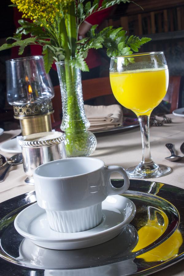 Bandeja con taza en una mesa