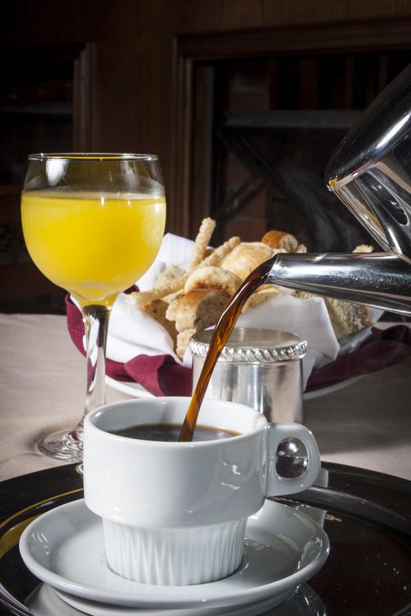 Bandeja con taza Serviendo Cafe