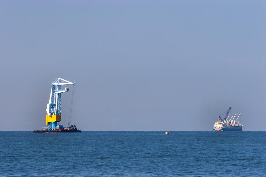 Gruas en un puerto carbonero en Santa Marta