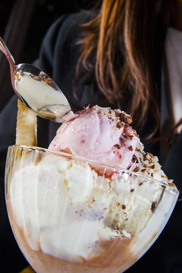 Mujer Comiendo Helado