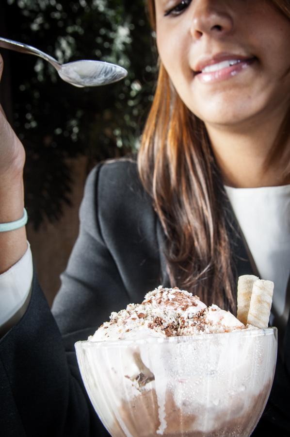 Mujer Comiendo Helado