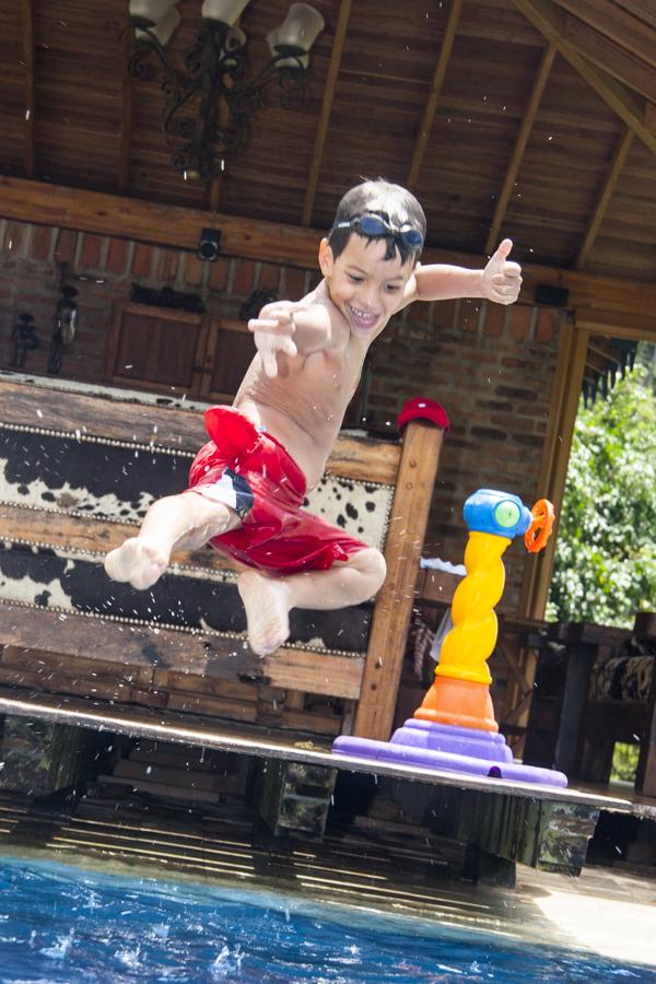 Niños divirtiendose en la piscina