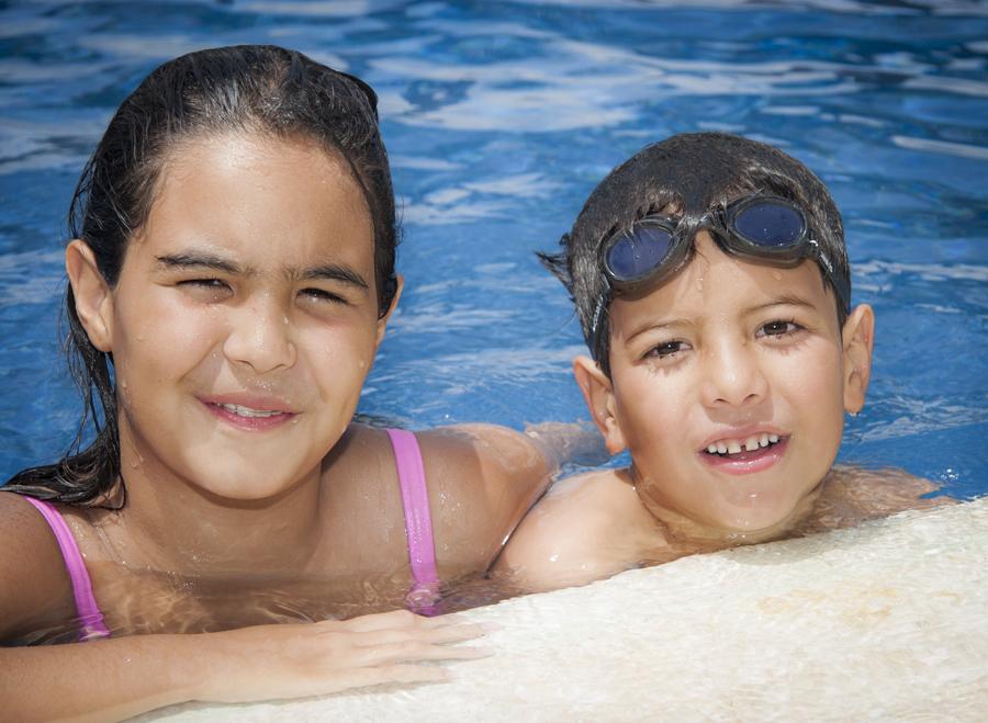 Niños divirtiendose en la piscina