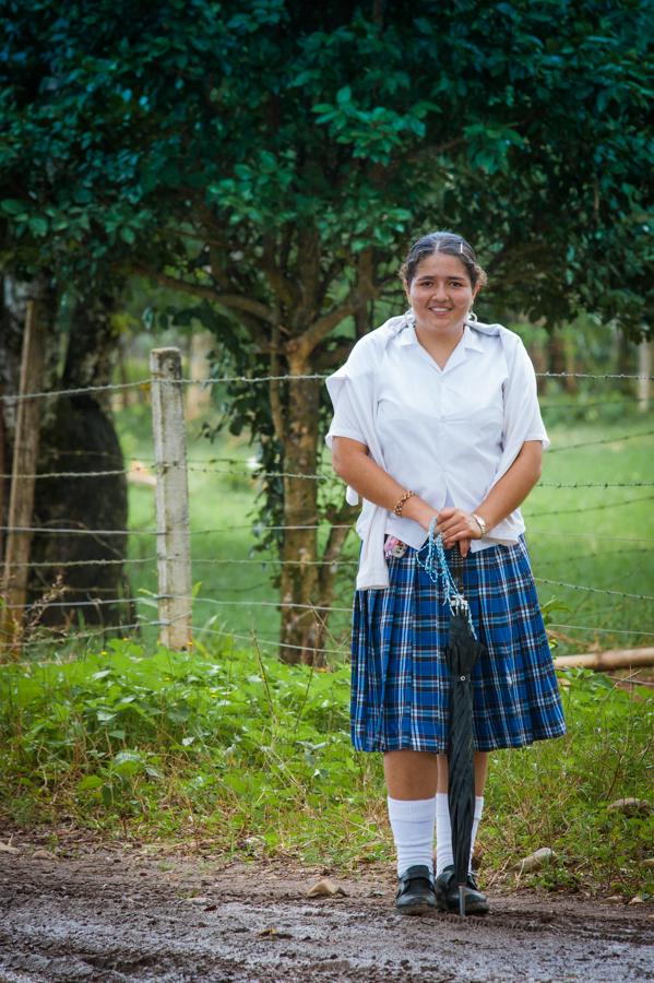 Niña con Uniforme de Colegio Caminando 