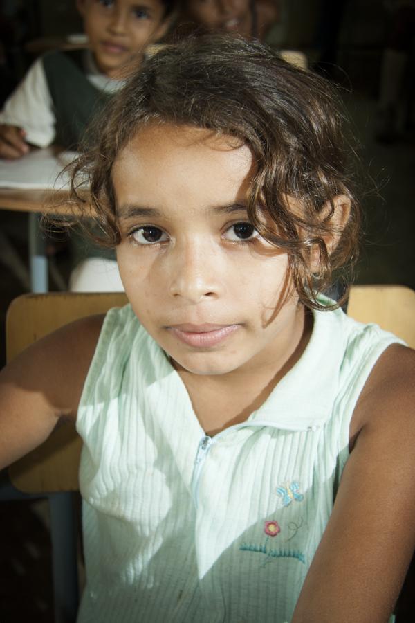 Retrato de una niña en el salon de clase