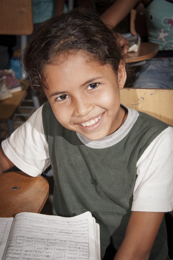 Retrato de una niña en el salon de clase