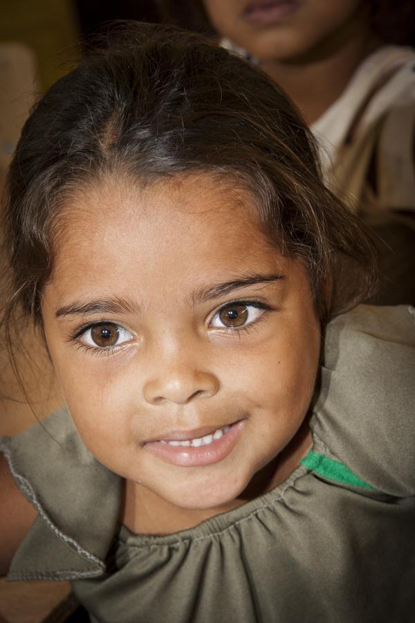 Retrato de una niña en el salon de clase