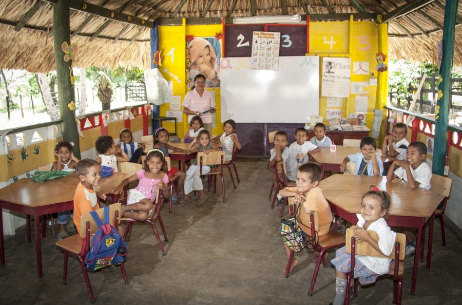 Grupo de niños en el salon de clases 